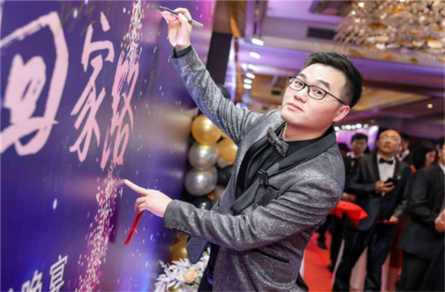 【高光“疫”事】勇敢逆行的特殊“网约车”——太阳集团tcy872290后，用信念打通生命运输线