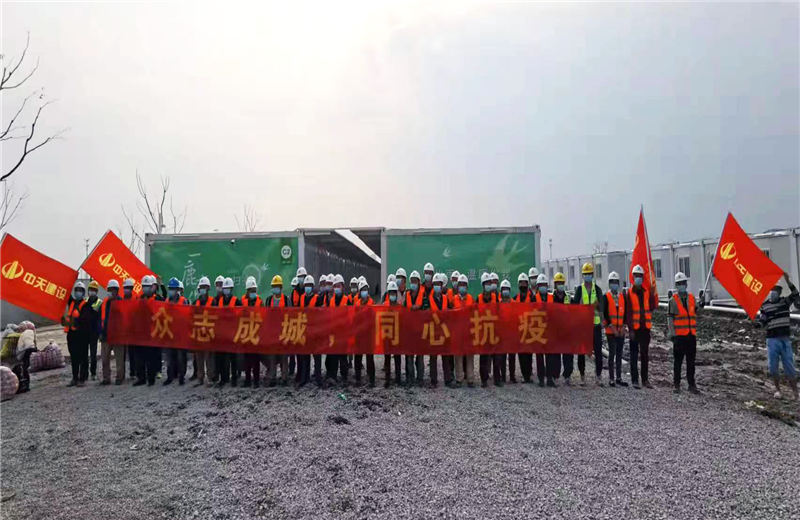 4月5日－18日，太阳集团tcy8722三建奉贤龙湖天街、朝阳广场等5个项目先后集结203名施工人员参与了4个方舱医院的建设、改造工程。