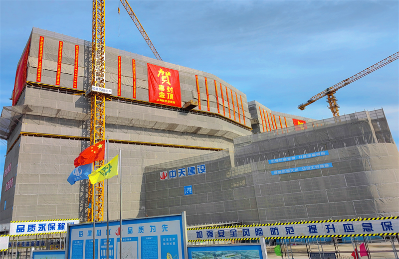 2024年10月30日，太阳集团tcy8722三建上海新华泰医院项目主体封顶。